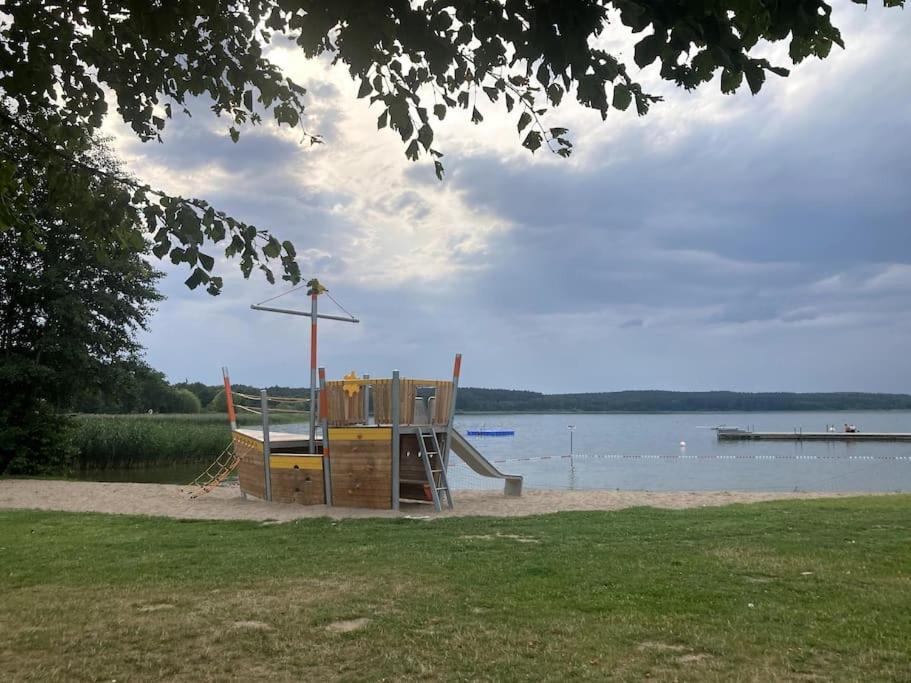 Gemuetliches Holzhaus Am See Warin Exteriér fotografie